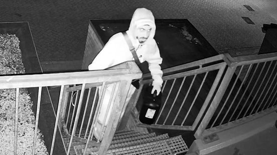 Buurt schrikt wakker van keiharde knal, verdachte rent weg van brandende deur Home
