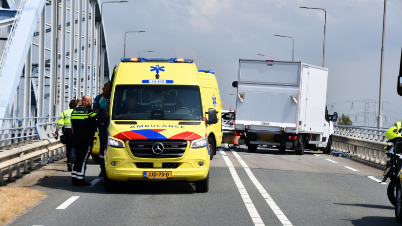 Kettingbotsing met vier auto's op de Vlakebrug, bestuurder mee naar politiebureau