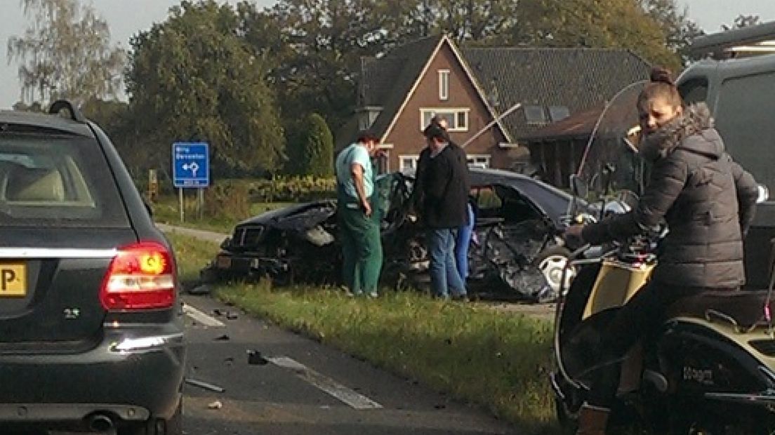 Drie auto's botsen op N345 bij Klarenbeek: 2 zwaargewonden
