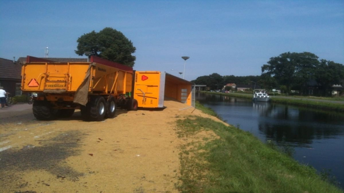 Auto te water en graan over de weg in Hoogersmilde