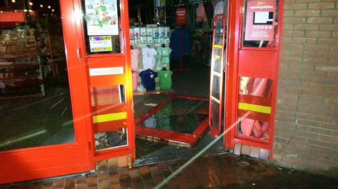 In Zevenaar heeft een vrouw gisteravond de pui van een winkel geramd. Volgens de politie verliet zij de parkeerplaats aan het Masiusplein, maar verloor zij daarna door de gladheid de controle over de auto.