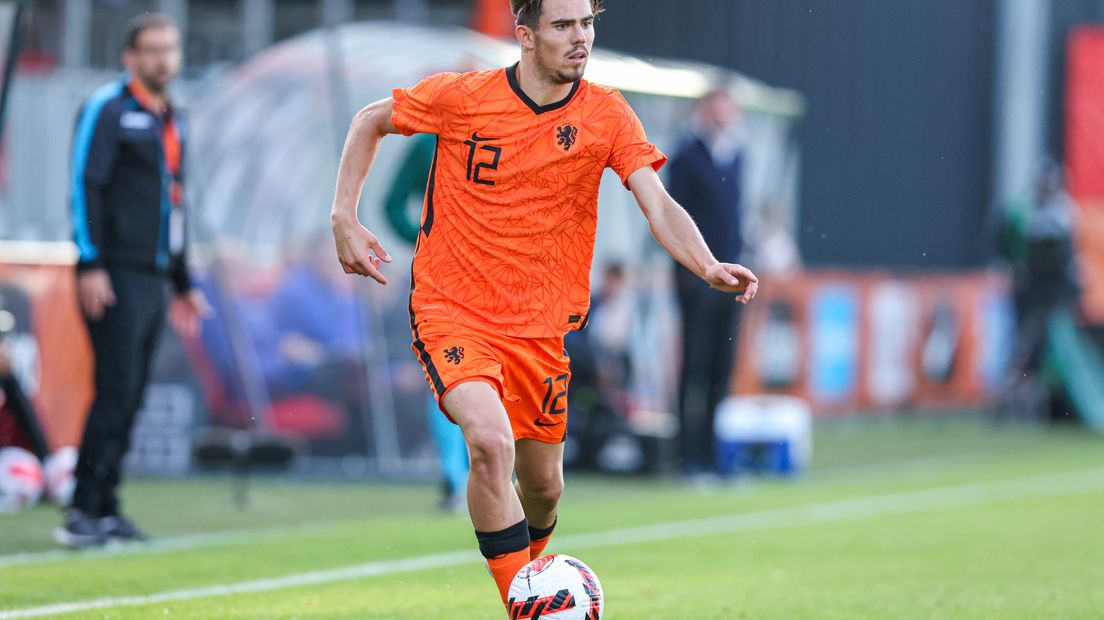 Denso Kasius aan de bal namens Jong Oranje