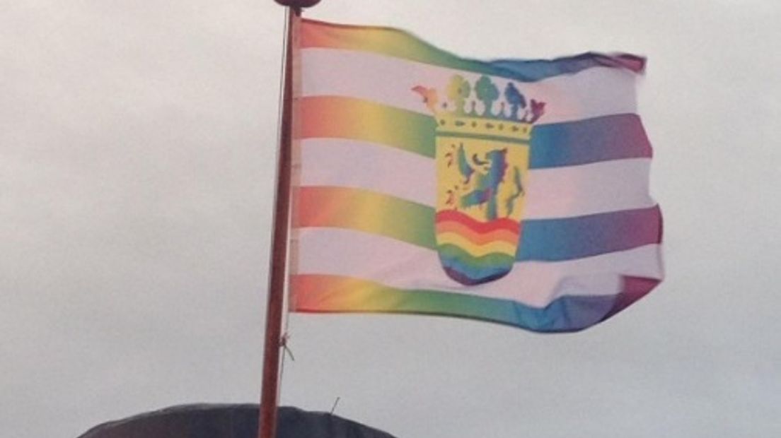 Regenboogvlag op stoomsleepboot Bruinisse