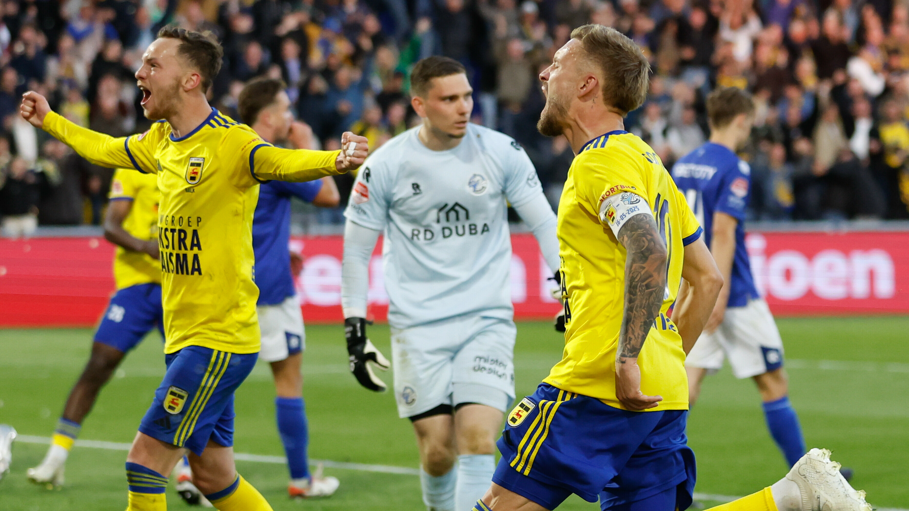 Remco Balk en Mark Diemers vieren de goal terwijl keeper Van de Merbel baalt