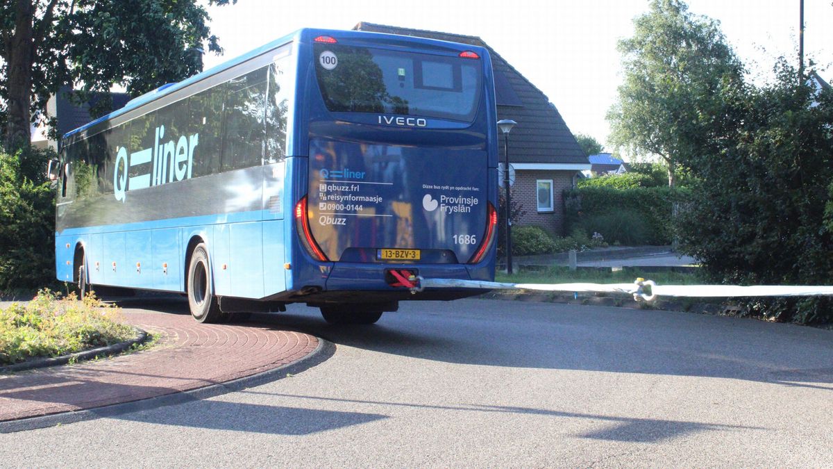 Bus valt stil op rotonde in Bolsward
