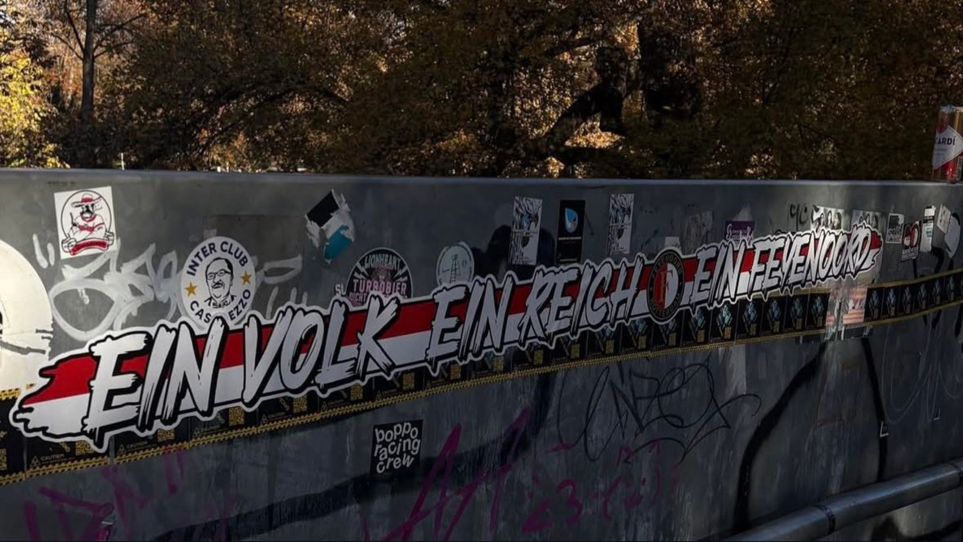 Een Feyenoord-uiting met een duidelijke verwijzing naar nazi-Duitsland.