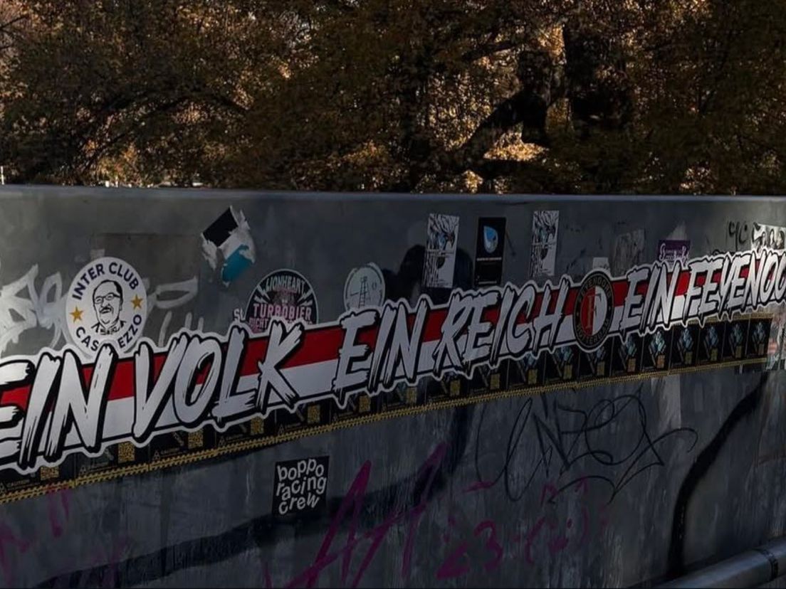 Een Feyenoord-uiting met een duidelijke verwijzing naar nazi-Duitsland.