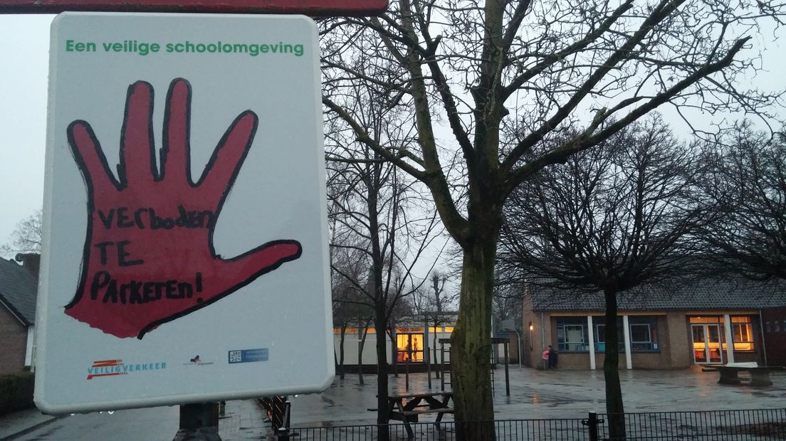 Ouders die met deze regenachtige dagen hun kinderen liefst zo dicht mogelijk voor de school afzetten komen bij basisschool Donatushof in Bemmel bedrogen uit. Vanaf vandaag zijn drie straten rond de school afgesloten voor autoverkeer.