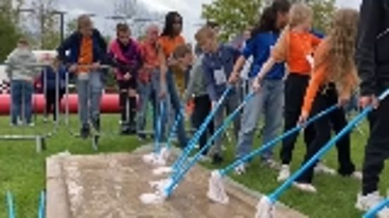 In Voorthuizen spelen jonge kinderen oud Hollandse spelletjes