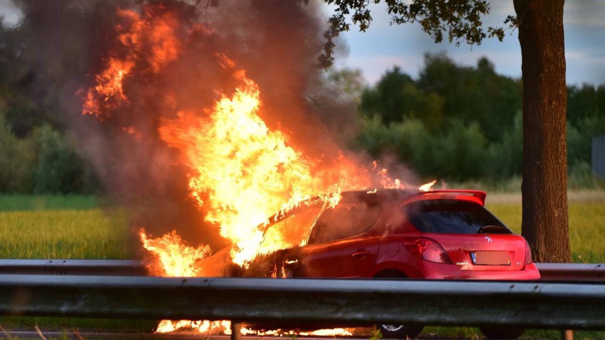 Vlammen slaan uit auto op de A2