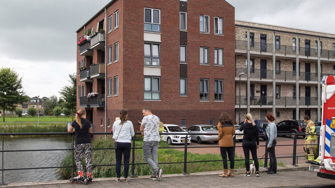 Omstanders kijken wat er aan de hand is.