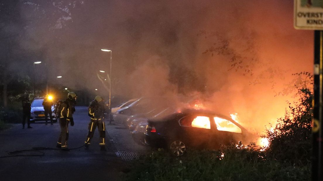 Een autobrand maandagavond aan het Don Boscolaantje in Rijswijk