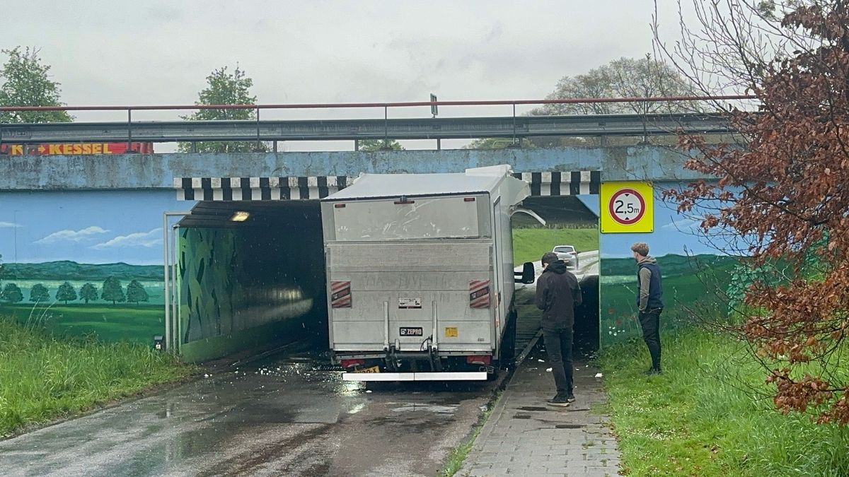 Viaduct Gronsveld weer net te laag voor passerende vrachtwagen