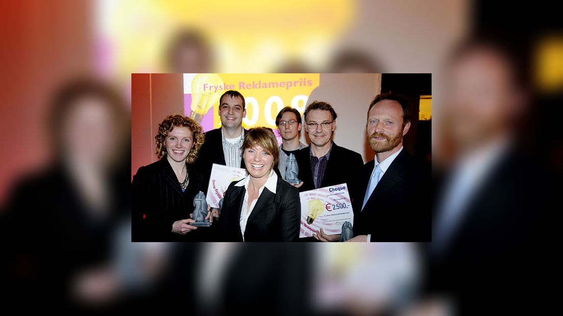 De winners fan de Fryske reklameprizen mei deputearre Jannewietske de Vries