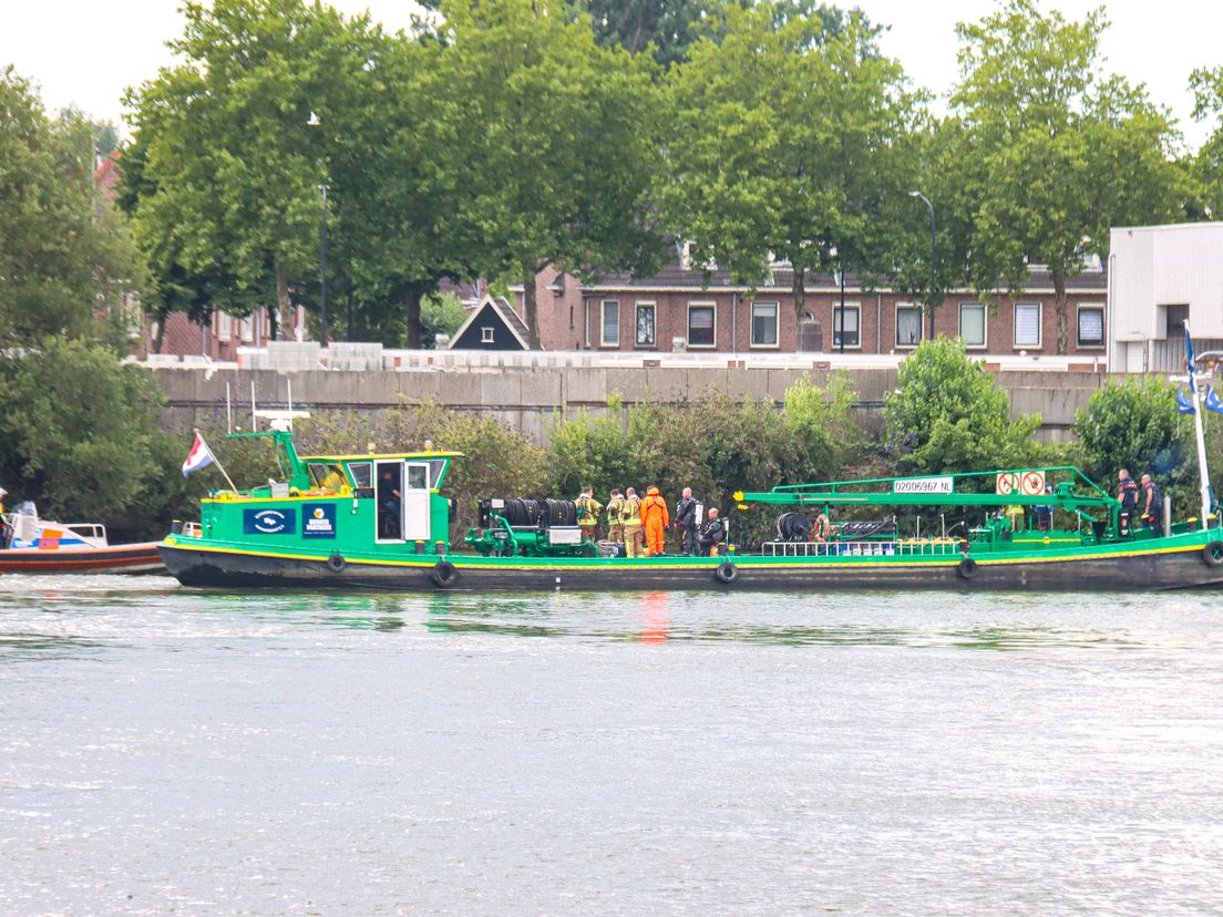 Er werd met duikers naar de persoon gezocht en uiteindelijk is deze veilig naar de kant gebracht.