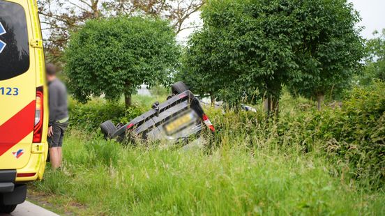 Een gewonde na botsing: auto belandt op zijn kop in sloot. Een gewonde na botsing: auto belandt op zijn kop in sloot.