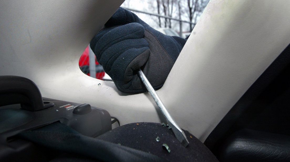 Gehandschoende auto-inbreker verschaft zich met schroevendraaier toegang tot auto, archieffoto