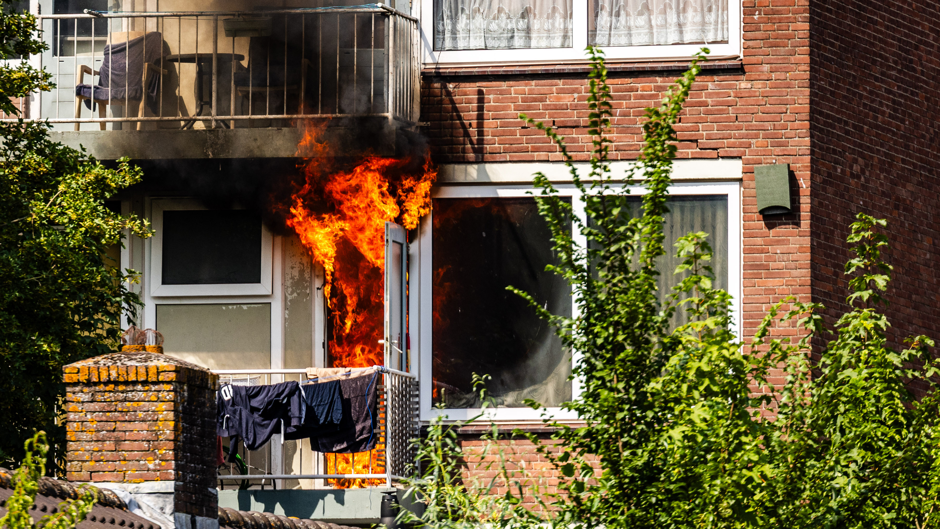 De brand ontstond in een woning op de tweede verdieping van het appartementencomplex.