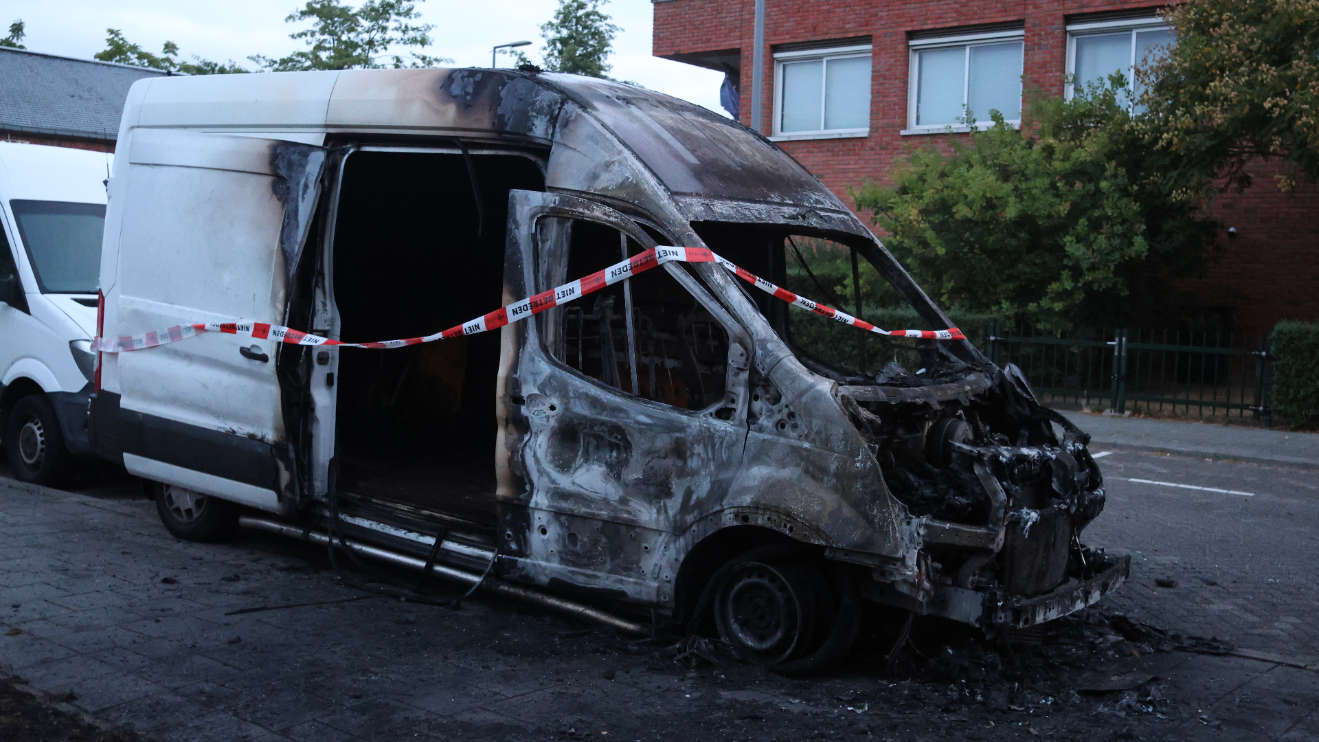 De uitgebrande bestelbus aan de Ossenisseweg in Rotterdam-Zuid