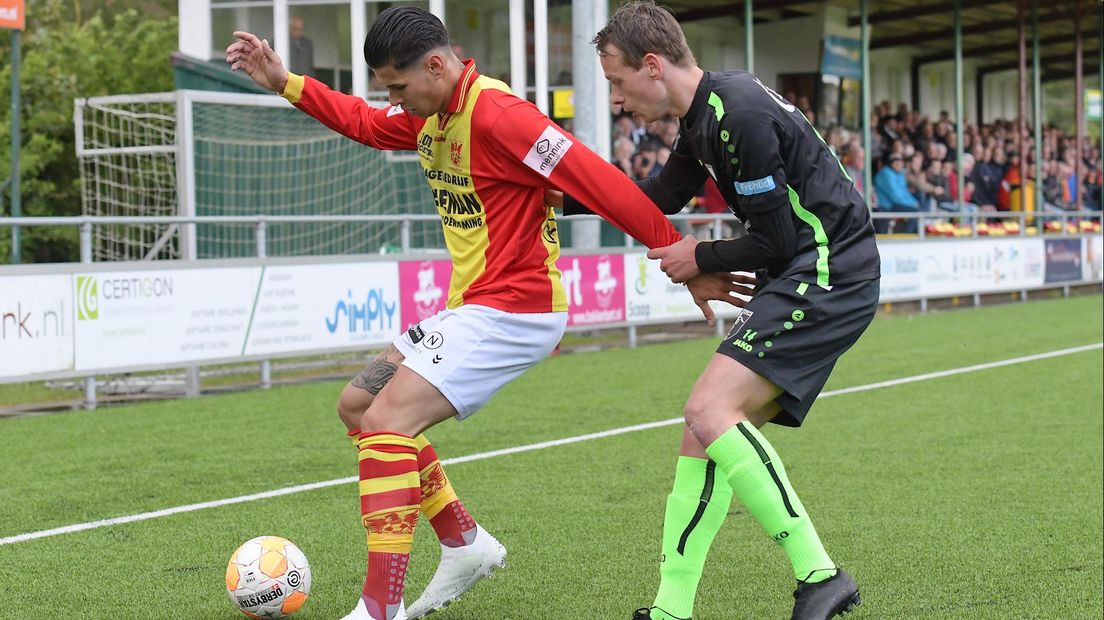 Patrick van der Veen (r) in actie namens Berkum, een seizoen geleden