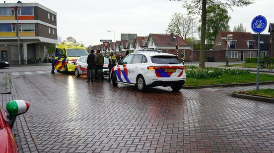 Fietser naar ziekenhuis na botsing met auto in Meppel. Fietser naar ziekenhuis na botsing met auto in Meppel.