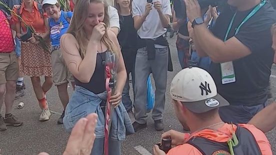 Jeroen vraagt Lisa ten huwelijk op de Vierdaagse: 'Ja, ik wil'