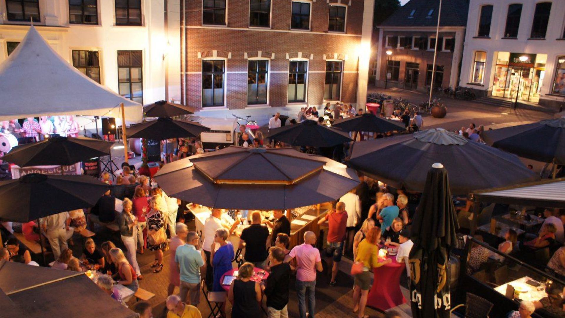 Gezelligheid tijdens het wijnfeest op de Markt in Aalten.