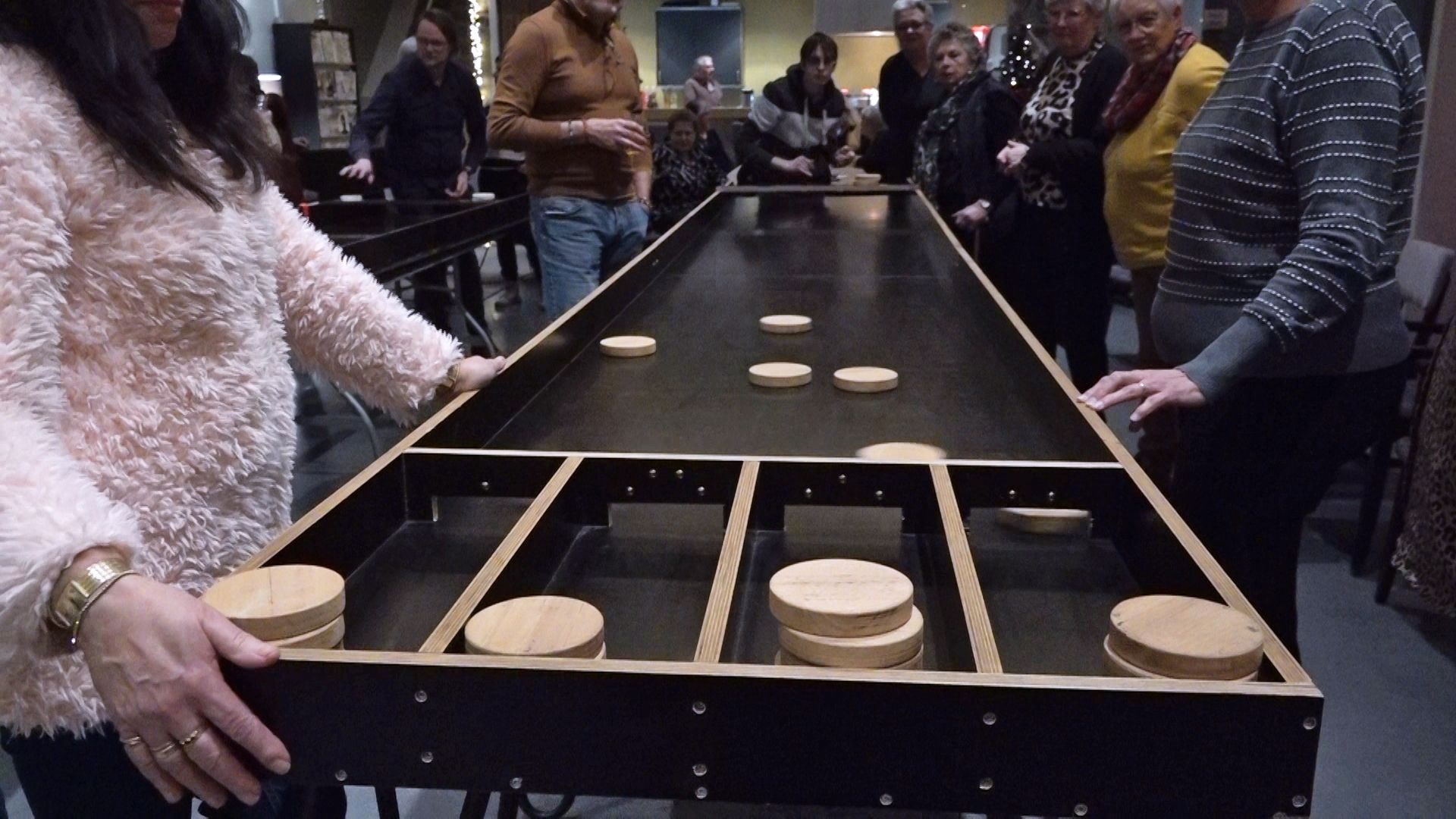 De XXL-variant van een bekend spelletje trekt volle zalen in het dorpshuis