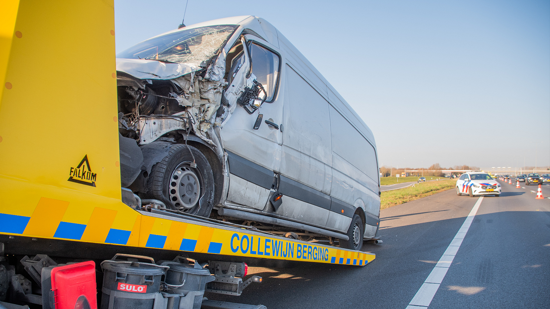 A12 bezaaid met brokstukken nadat bestelbus op vrachtwagen botst