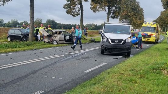 Vier gewonden na harde botsing autos en busje. Vier gewonden na harde botsing autos en busje.
