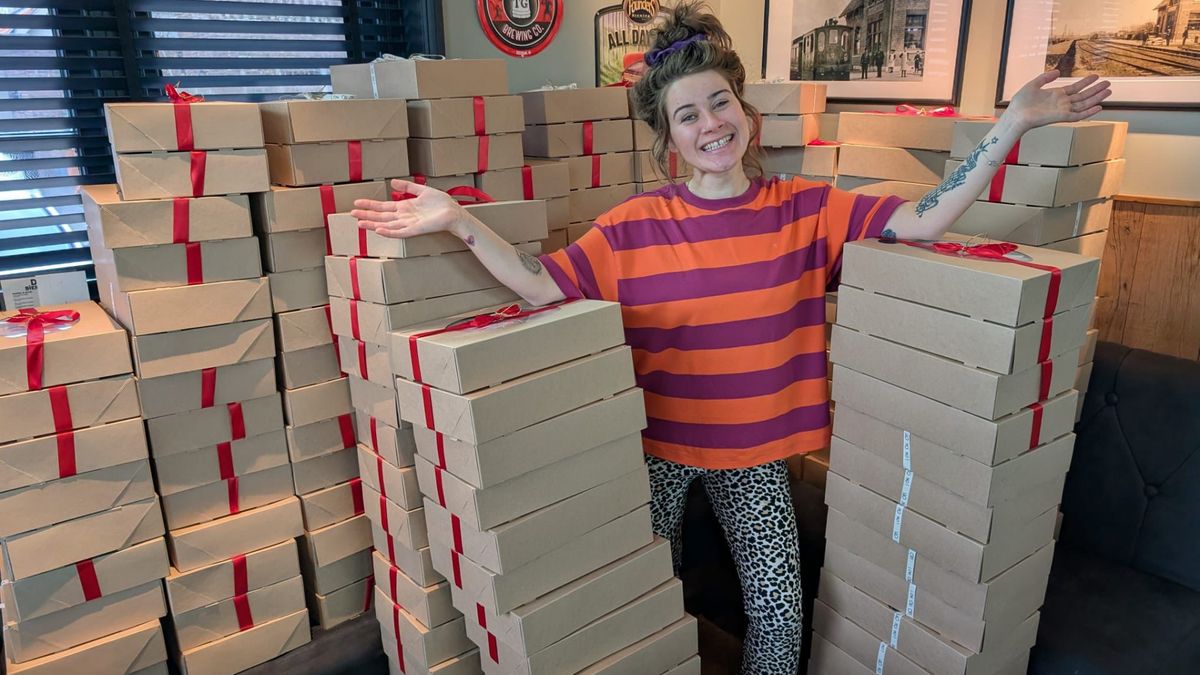 Jolentha is de kerstvrouw van het Westland: 'Ben de hele week pakketten aan het inpakken'