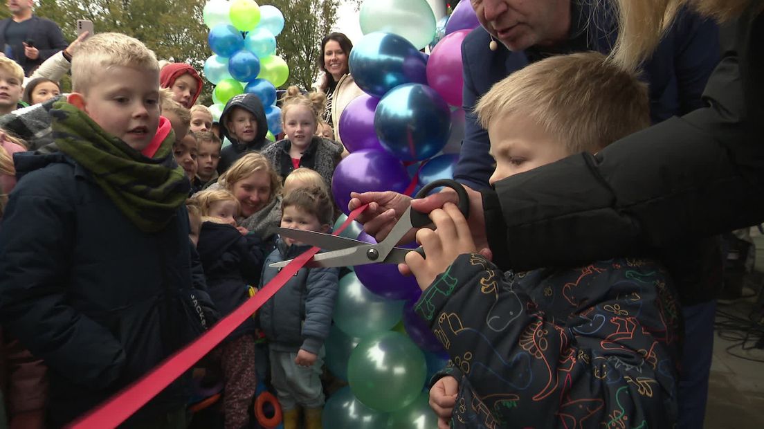 Wiebelstoelen, grote ramen en meer ruimte; blijdschap in Eexterveen om nieuw schoolgebouw