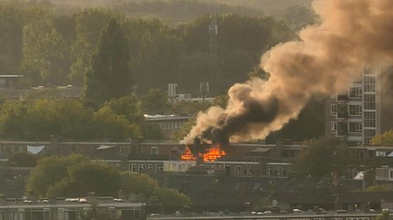 Brand in portiekflat onder controle, brandweer onderzoekt of bewoners terug kunnen keren