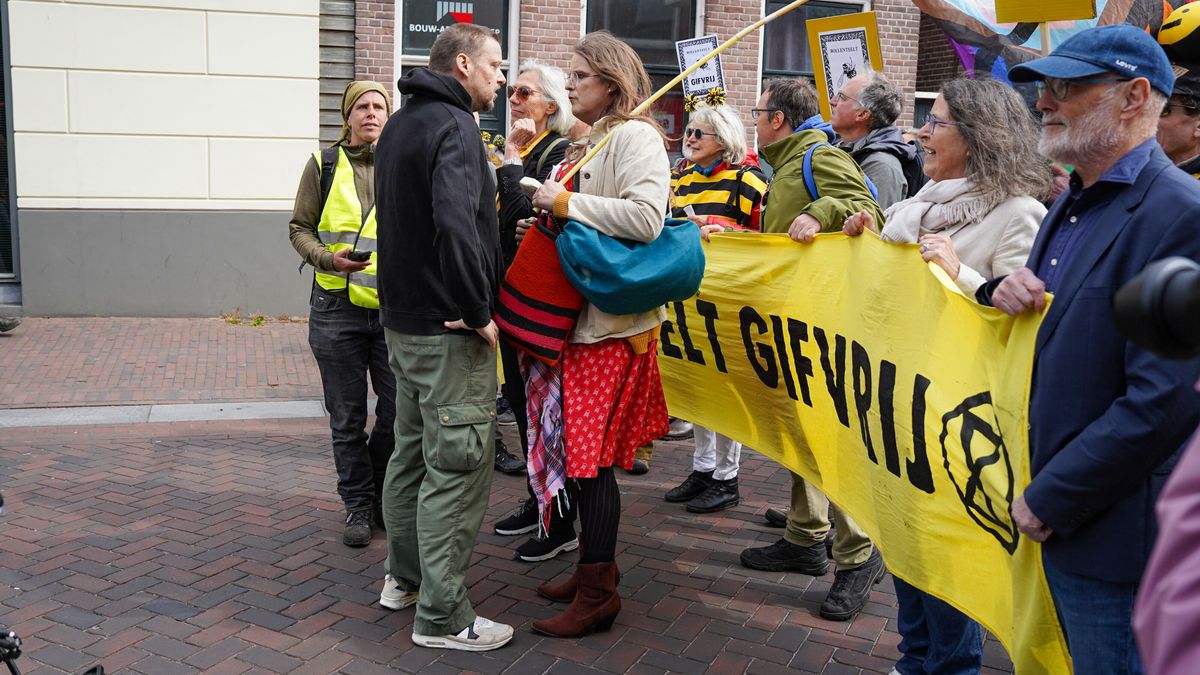 Protestmars Extinction Rebellion laat zich niet stoppen door man die spandoek wil afpakken