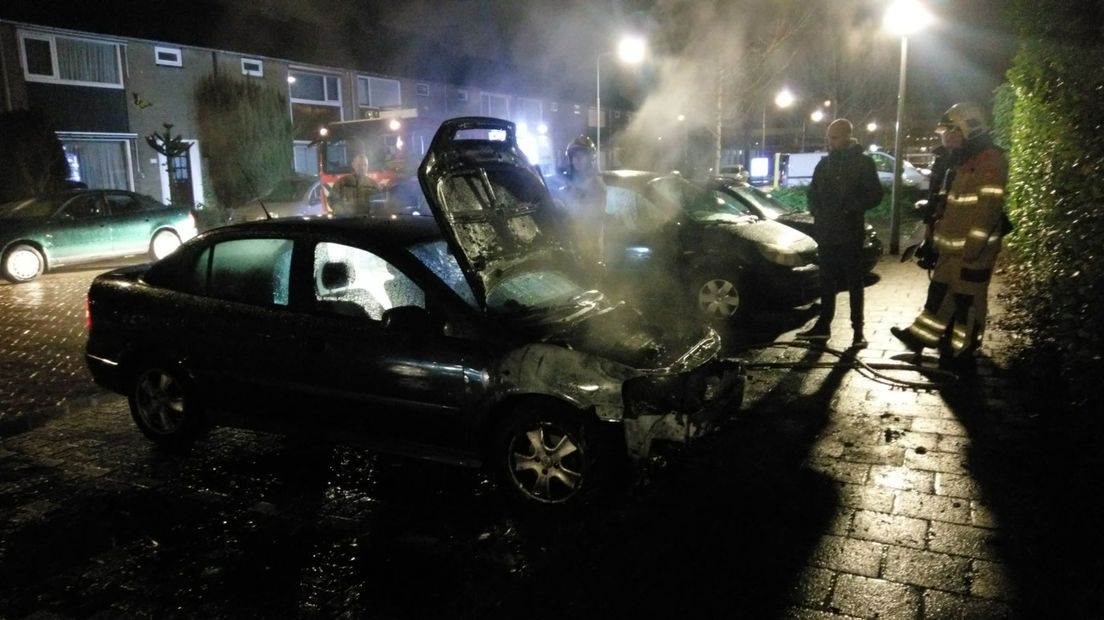 Een auto in de Warmelolaan in Arnhem is vanochtend vroeg in brand gevlogen. De brandweer was snel ter plekke die rond 4 uur een melding kreeg. Over de oorzaak van de autobrand is nog niets bekend.