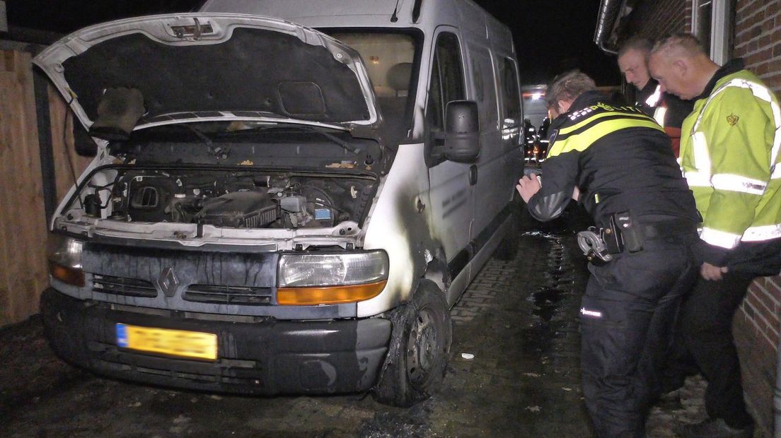 De beschadigde bedrijfsbus in Hollandscheveld (Rechten: Persbureau Meter)