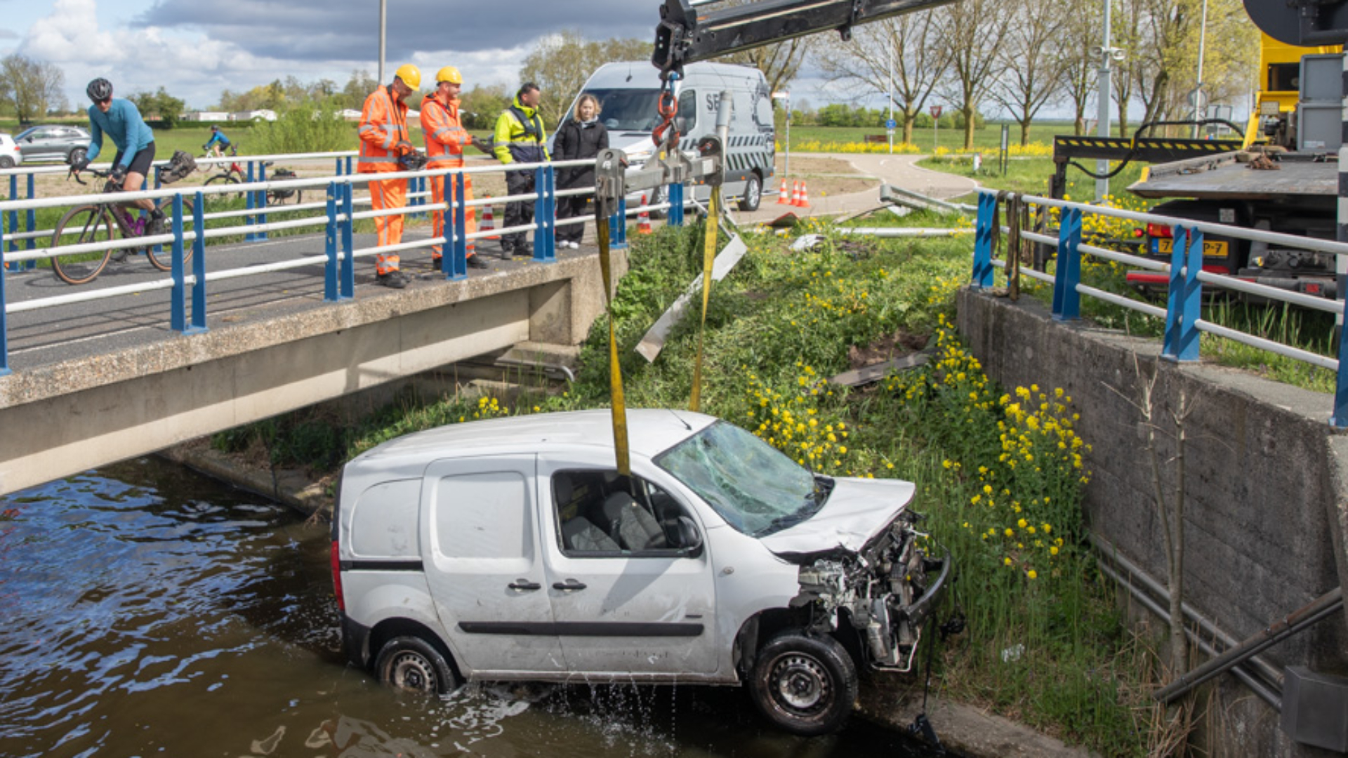 Auto rijdt de Eem in