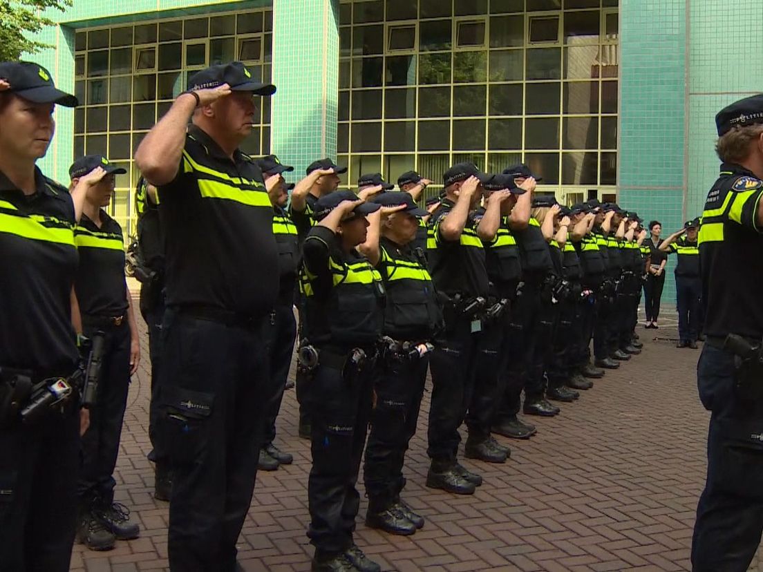 Agenten salueren bij de onthulling van de gedenksteen