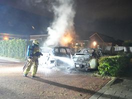 Brand verwoest twee auto's in Meppel