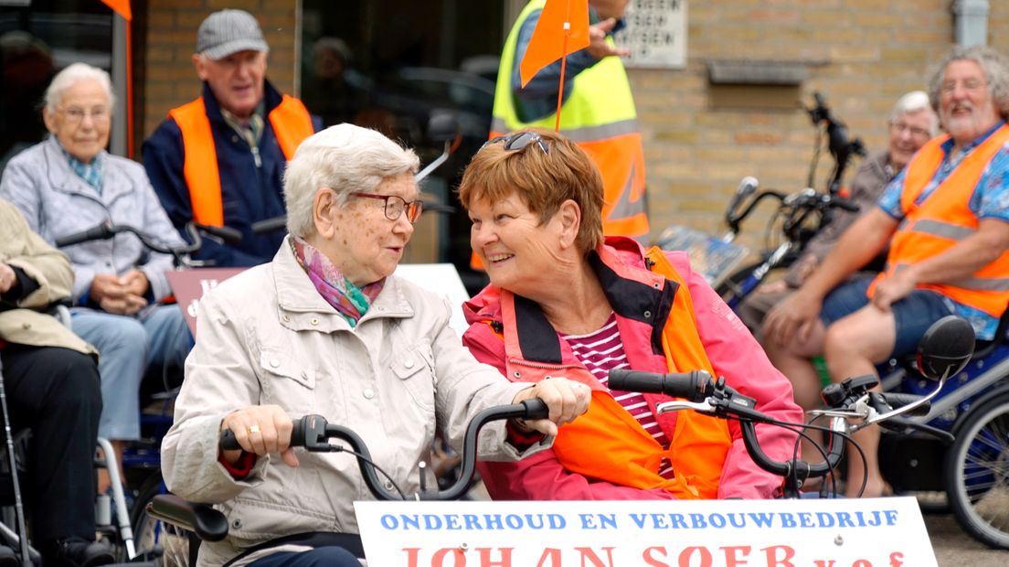 Elke week fietsen vrijwilligers op de duofiets een rondje (Rechten: Andries Ophof)