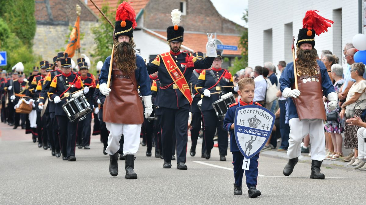 Sfeerbeelden: Zuid-Limburgse schutterijen trekken door de straten van Ubachsberg