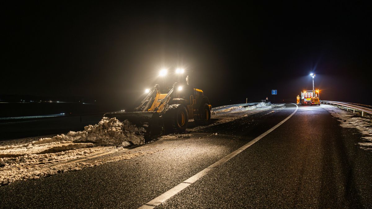 Rijkswaterstaat scherpt advies aan: ga de weg niet op | Vrijdagochtend geen bussen en minder treinen