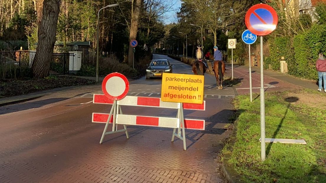 Net als zaterdag zijn de parkeerterreinen rond Meijendel weer vol