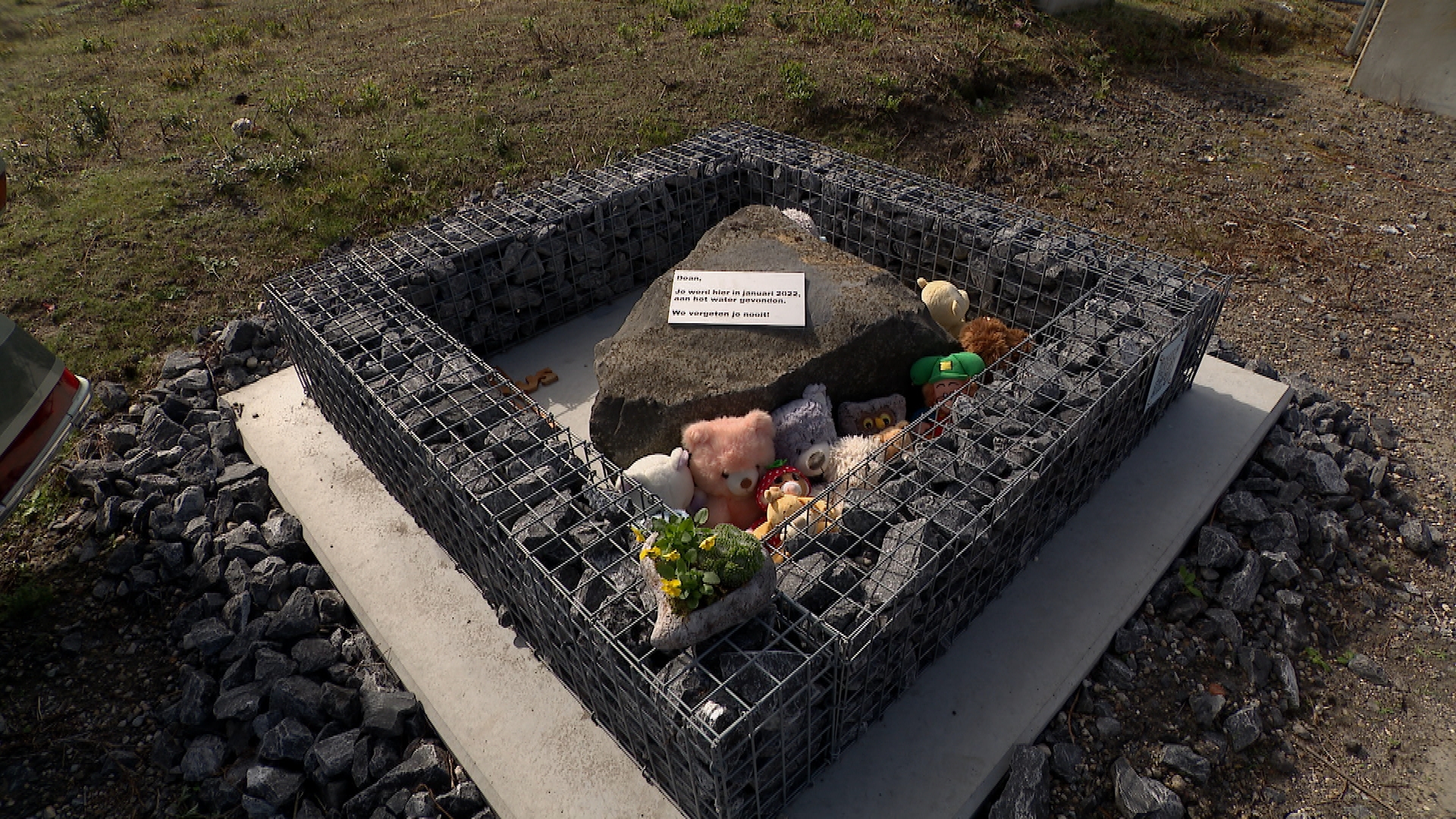 Moeder van vermoorde Dean bij onthulling monument: 'Zo kan mijn zoontje niet vergeten worden'