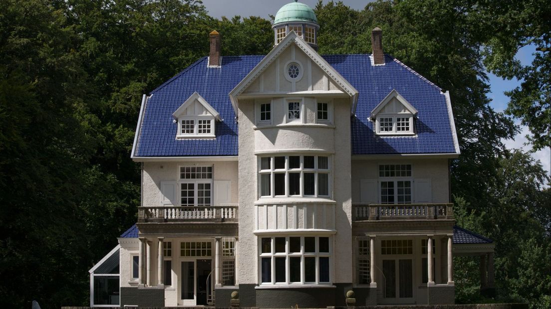 De villa met het blauwe dak in volle glorie