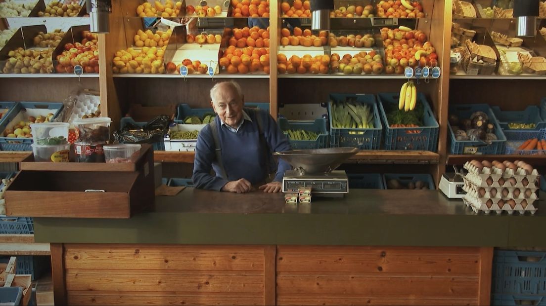 Adrie Trimpe in zijn groentezaak