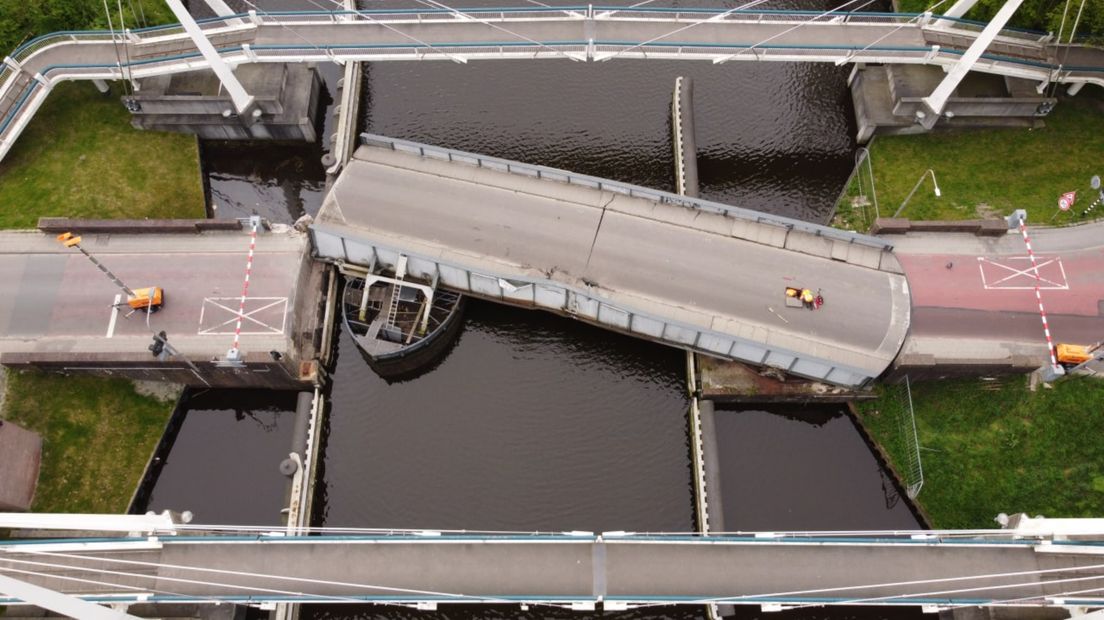 De schade aan de brug vanuit de lucht gezien