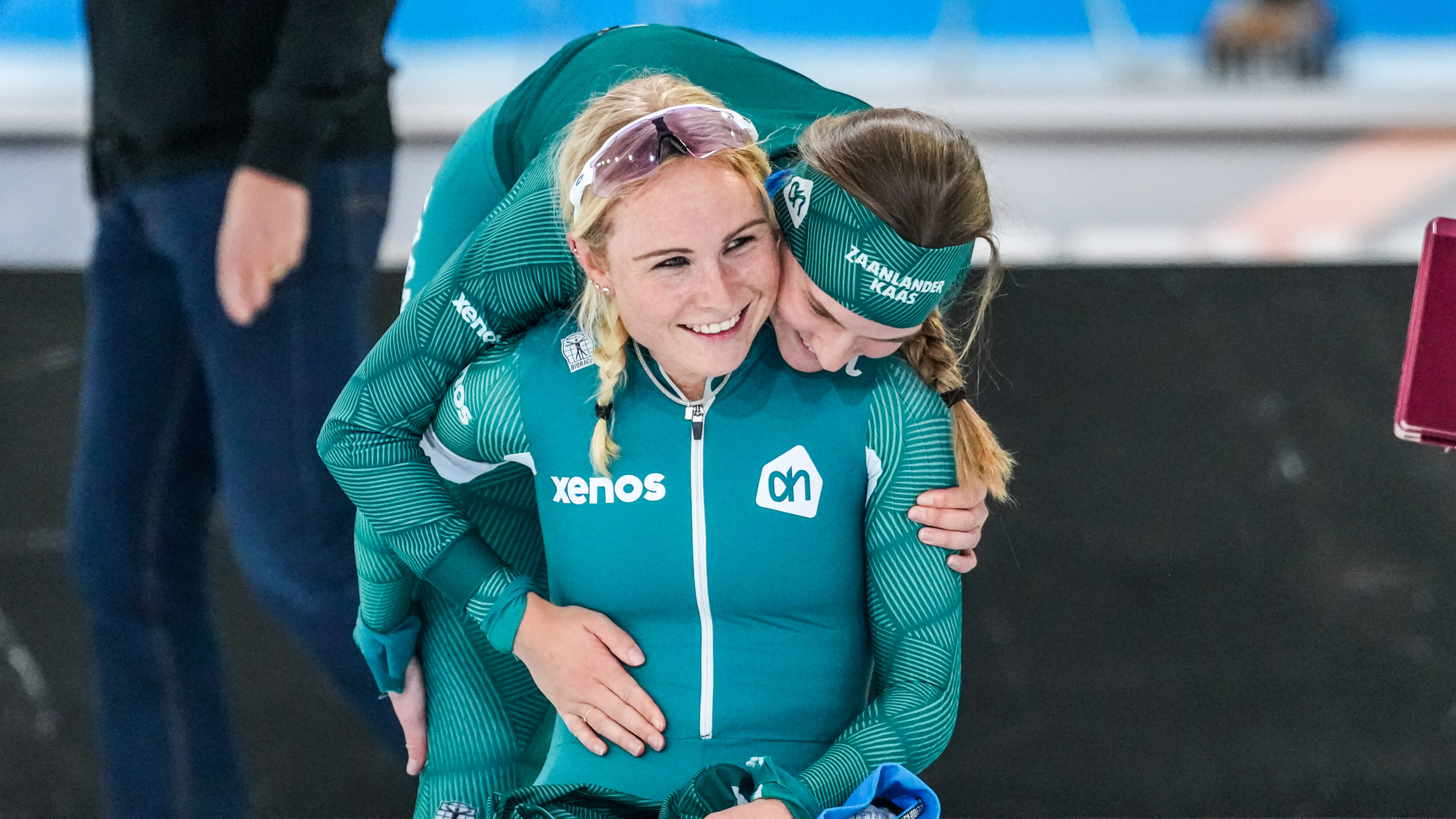 Ploechgenoate Bente Kerkhoff lokwinsket Marijke Groenewoud mei har startbewiis