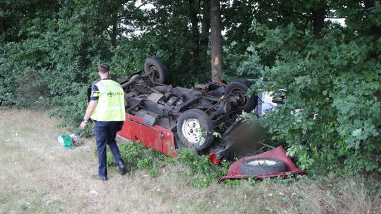 Twee gewonden bij ongeluk, auto belandt op de kop. Twee gewonden bij ongeluk, auto belandt op de kop.