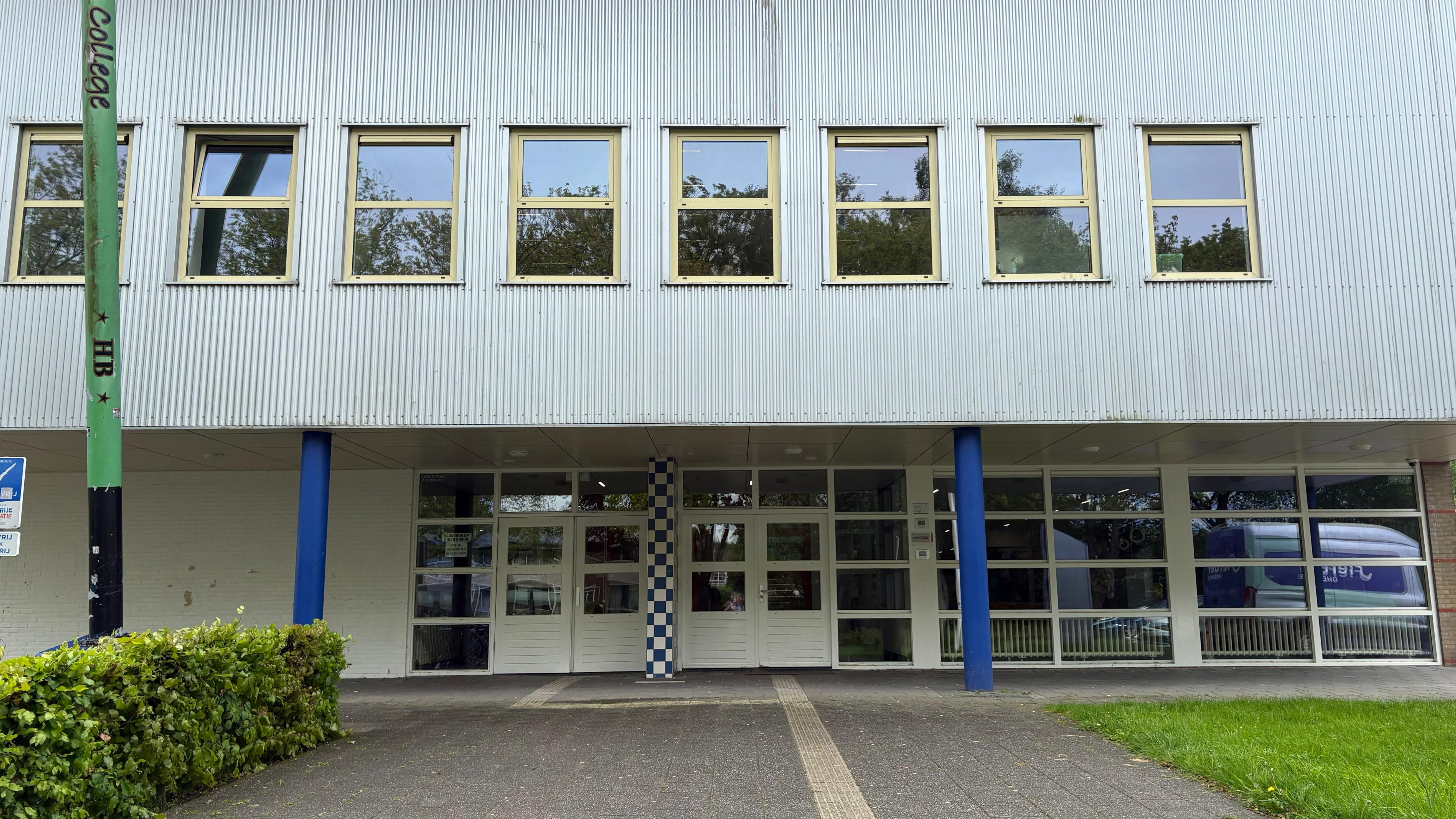 De yngong fan it Lauwers College yn Bûtenpost